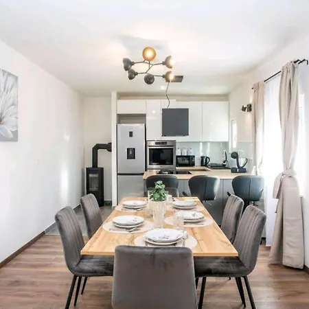 Apartment Dawn- Cozy With Private Pool Near Omis Gata